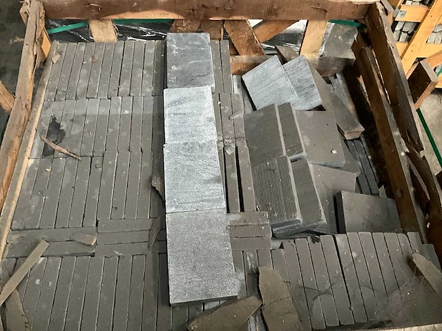 Indische black stone natuursteen tuintegel - afbeelding 1 van  3