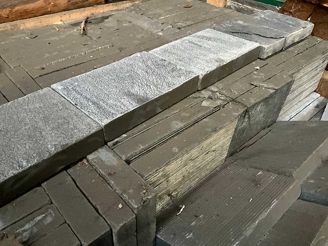 Indische black stone natuursteen tuintegel - afbeelding 2 van  3