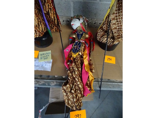 Indonesische wayang golek pop - afbeelding 1 van  2