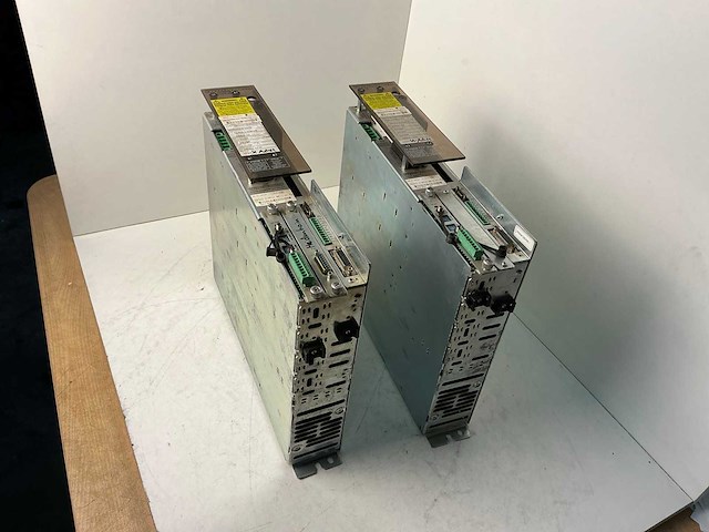 Indramat dds03.2-w030-be12-01-fw digital ac servo controller (2x) - afbeelding 1 van  7