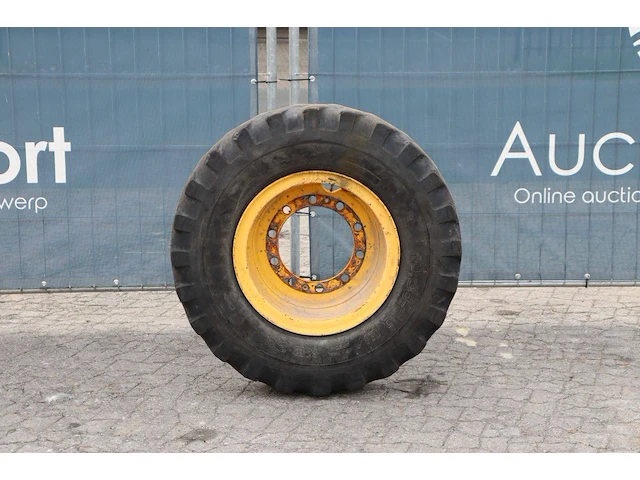Industrieband mitas 10.00-20 op velg - afbeelding 1 van  1