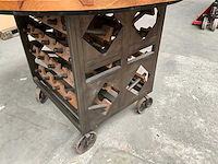Industriël design tafel met wijnfles houders 120 x 91 cm hoog - afbeelding 5 van  7