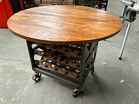 Industriël design tafel met wijnfles houders 120 x 91 cm hoog