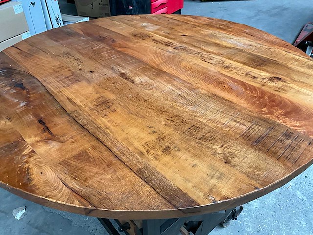 Industriël design tafel met wijnfles houders 120 x 91 cm hoog - afbeelding 7 van  8