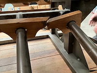 Industriël design tafel met wijnfles houders 120 x 91 cm hoog - afbeelding 8 van  8