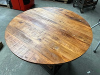 Industriël design tafel met wijnfles houders 120 x 91 cm hoog - afbeelding 2 van  8