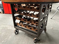 Industriël design tafel met wijnfles houders 120 x 91 cm hoog - afbeelding 3 van  8