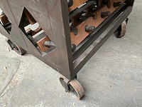 Industriël design tafel met wijnfles houders 120 x 91 cm hoog - afbeelding 5 van  8