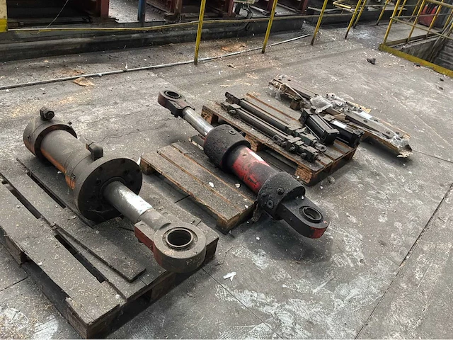 Industriële cilinders en machineonderdelen - afbeelding 1 van  5