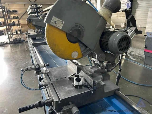 Industriële dubbele afkortzaagmachine pertici univer 400ip, bouwjaar 2006. voorzien van een vermogen van 3,1 kw en een aansluiting van 400 v, 3 fasen. - afbeelding 2 van  7