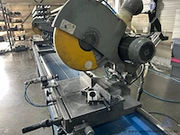 Industriële dubbele afkortzaagmachine pertici univer 400ip, bouwjaar 2006. voorzien van een vermogen van 3,1 kw en een aansluiting van 400 v, 3 fasen. - afbeelding 2 van  7