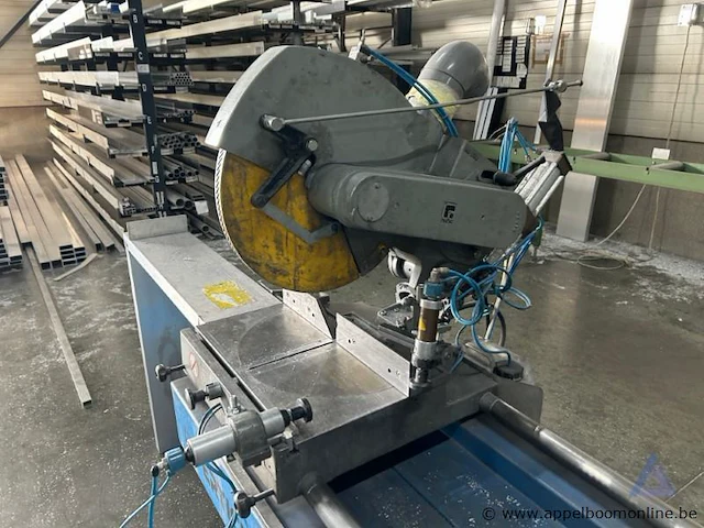 Industriële dubbele afkortzaagmachine pertici univer 400ip, bouwjaar 2006. voorzien van een vermogen van 3,1 kw en een aansluiting van 400 v, 3 fasen. - afbeelding 3 van  7