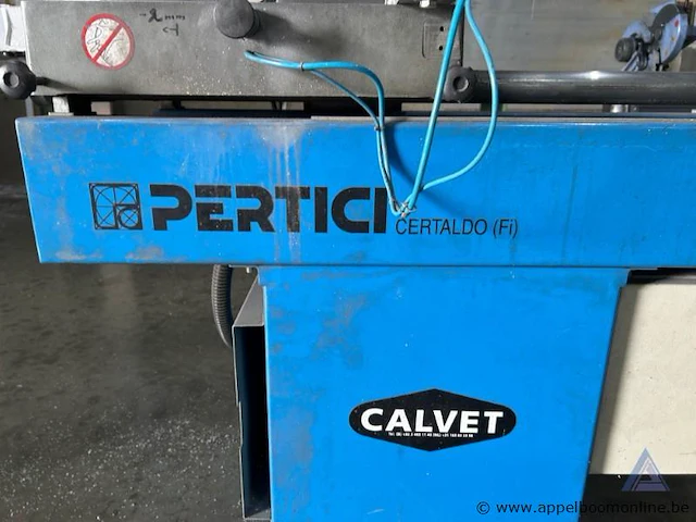 Industriële dubbele afkortzaagmachine pertici univer 400ip, bouwjaar 2006. voorzien van een vermogen van 3,1 kw en een aansluiting van 400 v, 3 fasen. - afbeelding 4 van  7