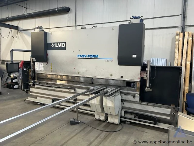 Industriële kantbank lvd easy-form ppeb 135/42, bouwjaar 2013, met een vermogen van 27 kw en een maximale capaciteit van 1350 kn. voorzien van een spanning van 400 v. - afbeelding 1 van  9