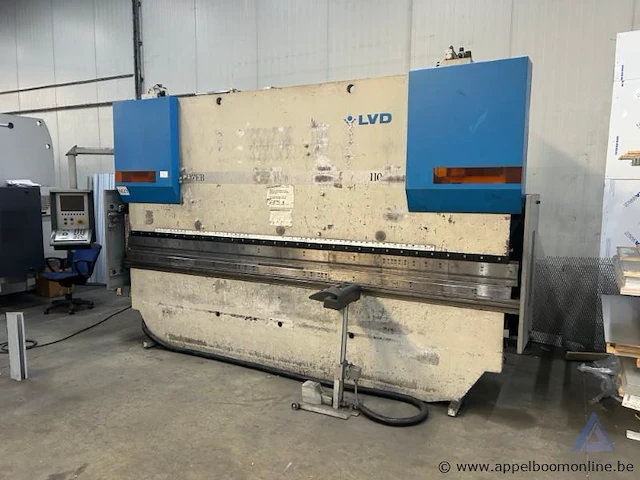 Industriële kantbank lvd ppeb 110/40 cad-cnc, serienummer 25794, met een maximale capaciteit van 1100 kn en een vermogen van 20 kw. het toestel werkt op 400 v en bouwjaar 1999 - afbeelding 1 van  7