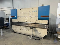Industriële kantbank lvd ppeb 110/40 cad-cnc, serienummer 25794, met een maximale capaciteit van 1100 kn en een vermogen van 20 kw. het toestel werkt op 400 v en bouwjaar 1999