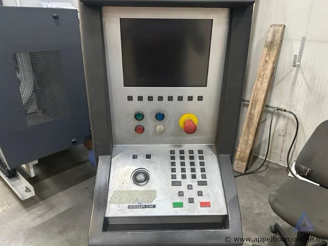 Industriële kantbank lvd ppeb 110/40 cad-cnc, serienummer 25794, met een maximale capaciteit van 1100 kn en een vermogen van 20 kw. het toestel werkt op 400 v en bouwjaar 1999 - afbeelding 2 van  7
