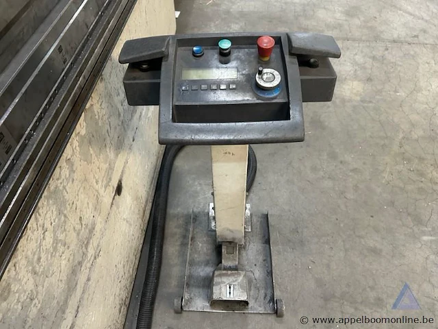 Industriële kantbank lvd ppeb 110/40 cad-cnc, serienummer 25794, met een maximale capaciteit van 1100 kn en een vermogen van 20 kw. het toestel werkt op 400 v en bouwjaar 1999 - afbeelding 3 van  7