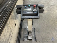 Industriële kantbank lvd ppeb 110/40 cad-cnc, serienummer 25794, met een maximale capaciteit van 1100 kn en een vermogen van 20 kw. het toestel werkt op 400 v en bouwjaar 1999 - afbeelding 3 van  7