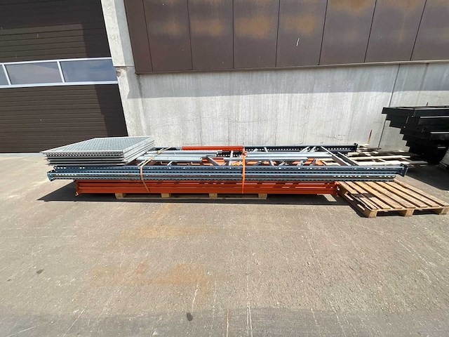 Industriële metalen planken met rooster - afbeelding 2 van  9