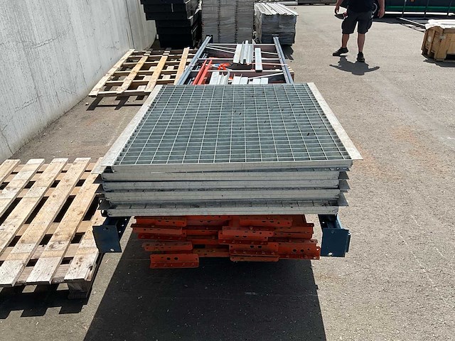 Industriële metalen planken met rooster - afbeelding 4 van  9