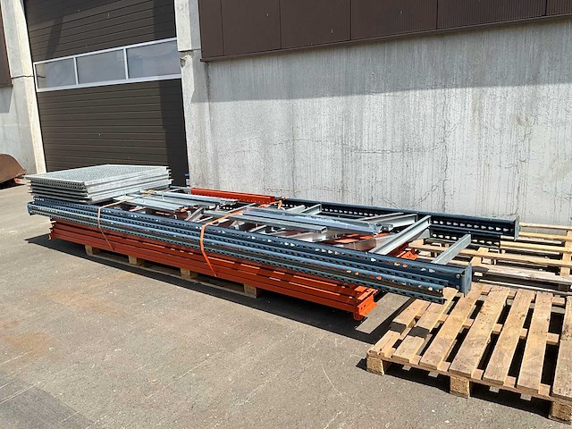 Industriële metalen planken met rooster - afbeelding 1 van  8