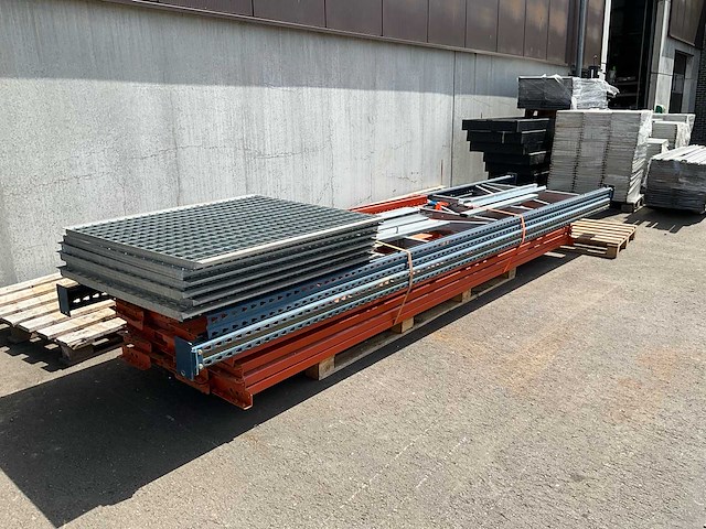 Industriële metalen planken met rooster - afbeelding 3 van  8