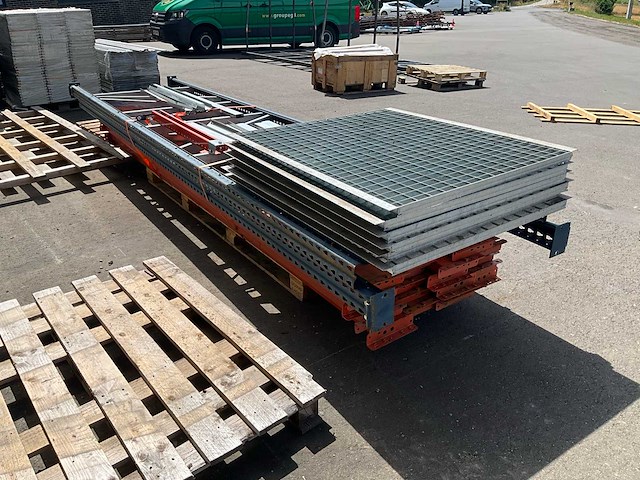 Industriële metalen planken met rooster - afbeelding 5 van  8