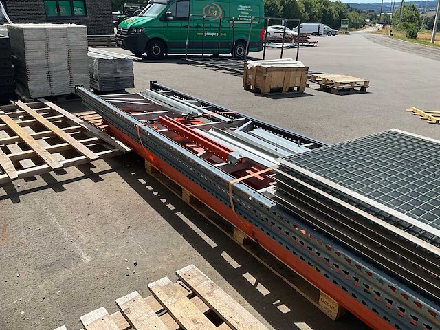 Industriële metalen planken met rooster - afbeelding 6 van  8