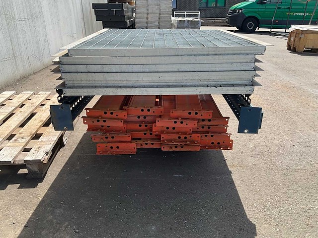 Industriële metalen planken met rooster - afbeelding 7 van  8