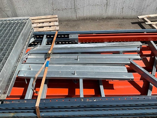 Industriële metalen planken met rooster - afbeelding 8 van  8