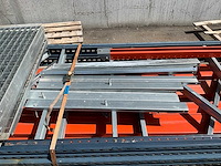 Industriële metalen planken met rooster - afbeelding 8 van  8