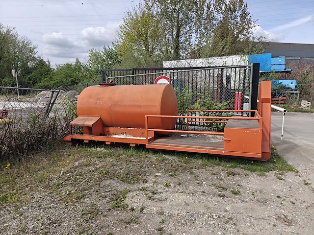 Industriële olietank op containerchassis - afbeelding 1 van  3
