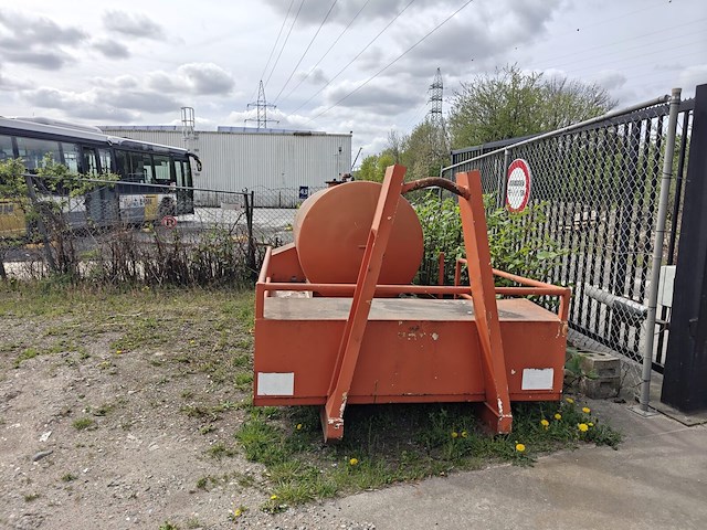 Industriële olietank op containerchassis - afbeelding 2 van  3