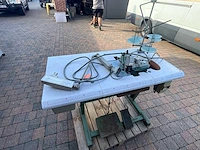Industriële overlockmachine (lockmachine) met onderstel, werkblad en motor