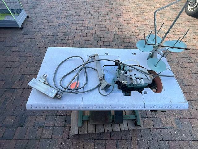 Industriële overlockmachine (lockmachine) met onderstel, werkblad en motor - afbeelding 2 van  6
