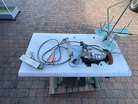 Industriële overlockmachine (lockmachine) met onderstel, werkblad en motor - afbeelding 2 van  6