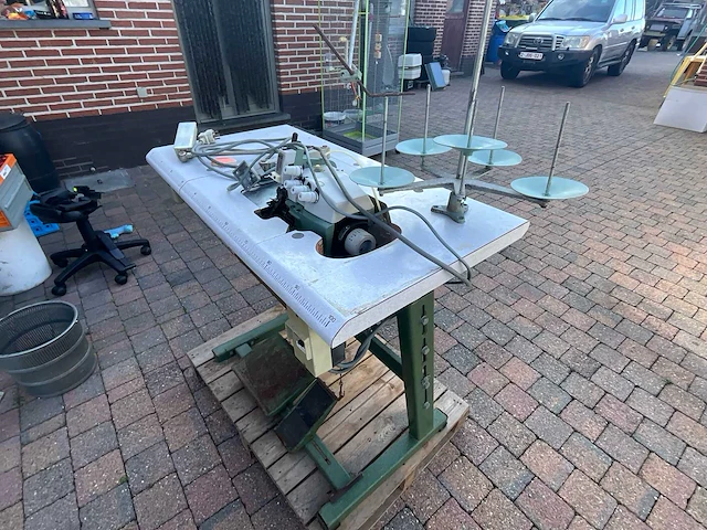 Industriële overlockmachine (lockmachine) met onderstel, werkblad en motor - afbeelding 3 van  6