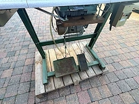 Industriële overlockmachine (lockmachine) met onderstel, werkblad en motor - afbeelding 4 van  6