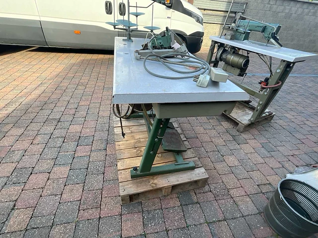 Industriële overlockmachine (lockmachine) met onderstel, werkblad en motor - afbeelding 5 van  6