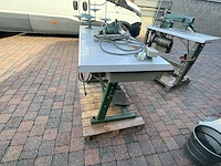 Industriële overlockmachine (lockmachine) met onderstel, werkblad en motor - afbeelding 5 van  6