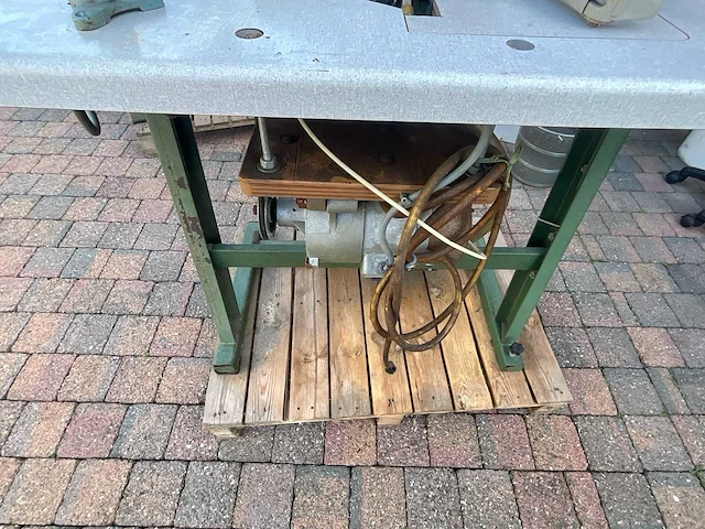 Industriële overlockmachine (lockmachine) met onderstel, werkblad en motor - afbeelding 6 van  6