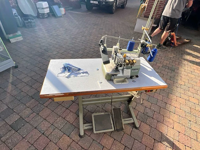 Industriële overlockmachine (lockmachine) met onderstel, werkblad en motor - afbeelding 1 van  5
