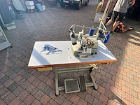 Industriële overlockmachine (lockmachine) met onderstel, werkblad en motor