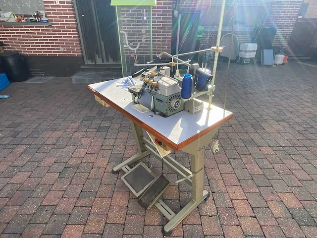 Industriële overlockmachine (lockmachine) met onderstel, werkblad en motor - afbeelding 2 van  5