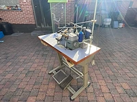 Industriële overlockmachine (lockmachine) met onderstel, werkblad en motor - afbeelding 2 van  5