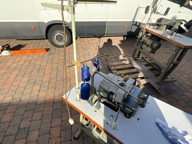 Industriële overlockmachine (lockmachine) met onderstel, werkblad en motor - afbeelding 3 van  5