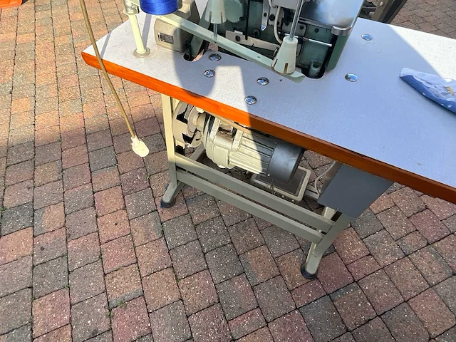 Industriële overlockmachine (lockmachine) met onderstel, werkblad en motor - afbeelding 4 van  5