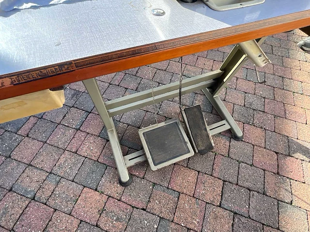 Industriële overlockmachine (lockmachine) met onderstel, werkblad en motor - afbeelding 5 van  5
