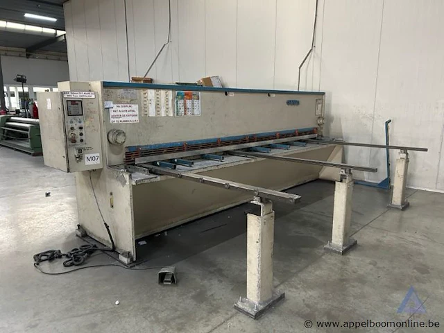 Industriële plaatschaar lvd hst 40/6, bouwjaar 1993. voorzien van een vermogen van 9,5 kw en een maximale capaciteit van 4050 x 6,35 mm. - afbeelding 1 van  6